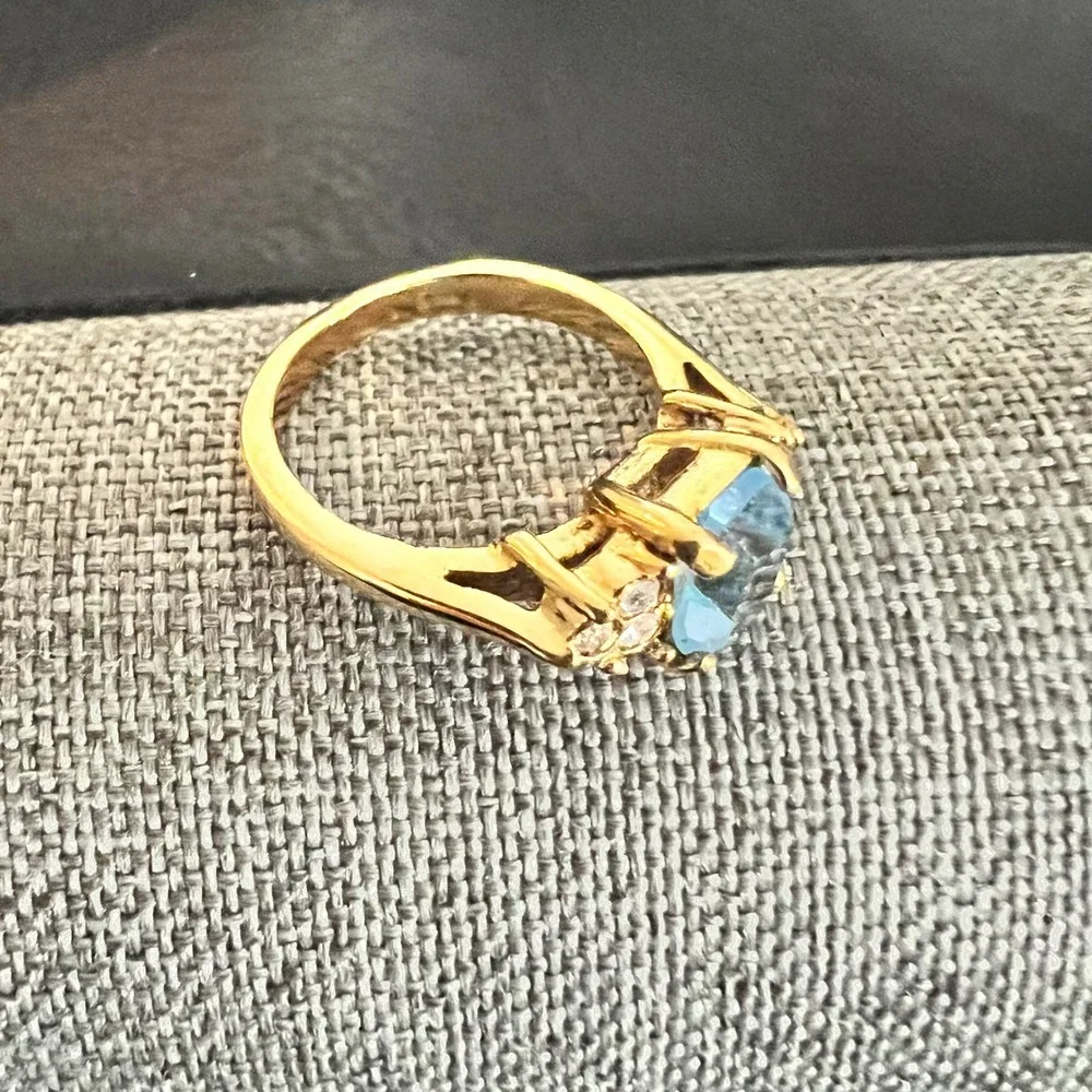 Vintage Gold Tone Emerald Cut Light Blue Stone Cocktail Ring Size 7 Regency 90s